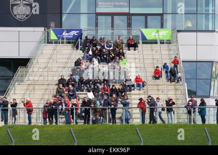 Silverstone, UK. Xi Apr, 2015. Campionato Mondiale Endurance Round 1 Qualifica. Ventole guardando la qualifica. Credito: Azione Sport Plus/Alamy Live News Foto Stock