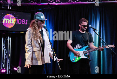 Bala Cynwyd, Pennsylvania, USA. 10 Aprile, 2015. (L a R) Katie White e Jules De Martino di British Indie rock Duo di Ting Tings eseguire presso la MIX 106's teatro delle prestazioni su Aprile 10, 2015 in Bala Cynwyd, Pennsylvania, Stati Uniti. Credito: Paolo Froggatt/Alamy Live News Foto Stock