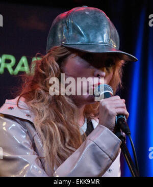 Bala Cynwyd, Pennsylvania, USA. 10 Aprile, 2015. Katie bianco della British Indie rock Duo di Ting Tings esegue presso la MIX 106's teatro delle prestazioni su Aprile 10, 2015 in Bala Cynwyd, Pennsylvania, Stati Uniti. Credito: Paolo Froggatt/Alamy Live News Foto Stock