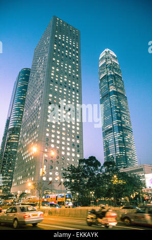 Hong kong downtown di notte con i moderni grattacieli in background. Foto Stock