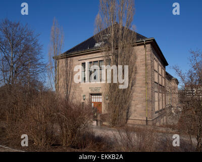 Imponenti antichi granito rosso facciata del palazzo, il museo zoologico di Toyen Oslo Norvegia, parte dell'università Foto Stock