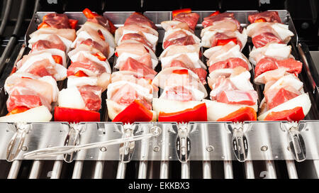 Dettaglio della preparazione di carne per un barbecue Foto Stock
