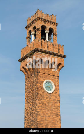 Una vista del campanile e la Torre dell Orologio a Murano Foto Stock