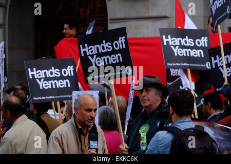 Londra, Regno Unito. Xi Apr, 2015. Fermare la guerra detenuti demo fuori dall ambasciata saudita contro i bombardamenti in Yemen una demo in seguito approvato il bombardamento di credito: Rachel Megawhat/Alamy Live News Foto Stock