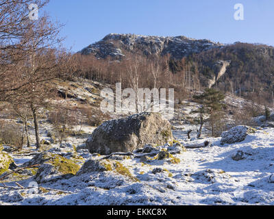 Colline e montagne nella parte occidentale della Norvegia di fjordland, coperta di neve in primavera, pietre, boccole e alberi piccoli Foto Stock