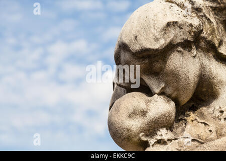 Statua del cimitero in Italia, di pietra - più di cento anni di età Foto Stock