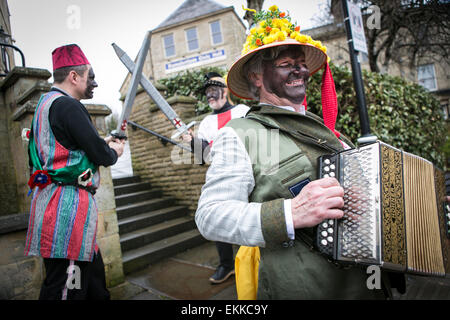 Il ritmo di Bury Eggers eseguire il loro inglese tradizionale usanza popolare gioco nel e intorno al pub di Ramsbottom a Pasqua Foto Stock