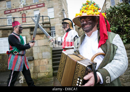 Il ritmo di Bury Eggers eseguire il loro inglese tradizionale usanza popolare gioco nel e intorno al pub di Ramsbottom a Pasqua Foto Stock