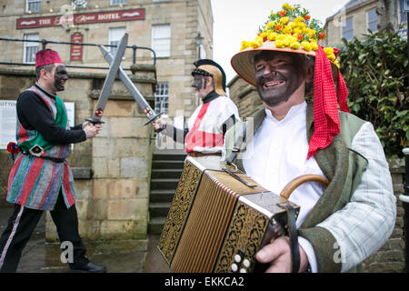 Il ritmo di Bury Eggers eseguire il loro inglese tradizionale usanza popolare gioco nel e intorno al pub di Ramsbottom a Pasqua Foto Stock