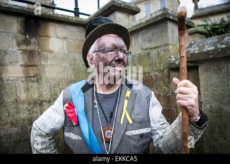 Il ritmo di Bury Eggers eseguire il loro inglese tradizionale usanza popolare gioco nel e intorno al pub di Ramsbottom a Pasqua Foto Stock