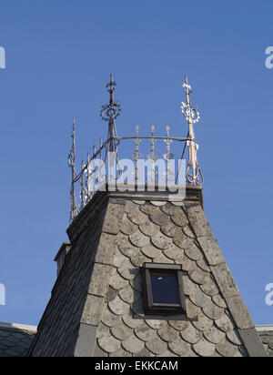 Particolare della facciata di elegante villa di legno nella vecchia zona residenziale di Stavanger, Norvegia, ardesia coperto torre del tetto e balcone Foto Stock