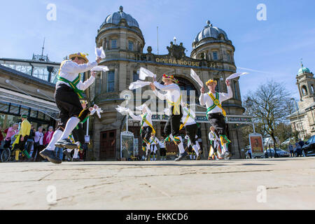 Il Chapel-en-le-Frith Morris uomini compiono il loro Morris Dance al di fuori del Buxton Opera House. Foto Stock