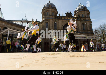 Il Chapel-en-le-Frith Morris uomini compiono il loro Morris Dance al di fuori del Buxton Opera House. Foto Stock