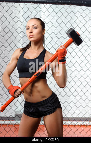 Sportive con un hummer in palestra Foto Stock