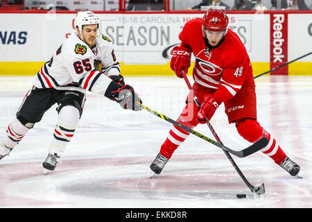 Raleigh, North Carolina, Stati Uniti d'America. 23 Mar, 2015. Chicago Blackhawks center Andrew Shaw (65) e Carolina Hurricanes centro Victor Rask (49) durante il gioco NHL tra Chicago Blackhawks e Carolina Hurricanes al PNC Arena. Il Blackhawks sconfitto la Carolina Hurricanes 3-1. © Andy Martin Jr./ZUMA filo/Alamy Live News Foto Stock