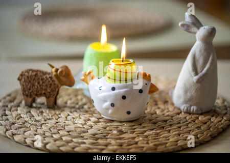 Agnello pasquale bunny figurine di pollo e candele accese Foto Stock