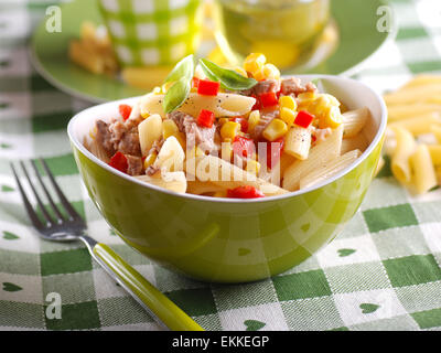 Insalata di pasta con tonno e mais in ciotola verde Foto Stock
