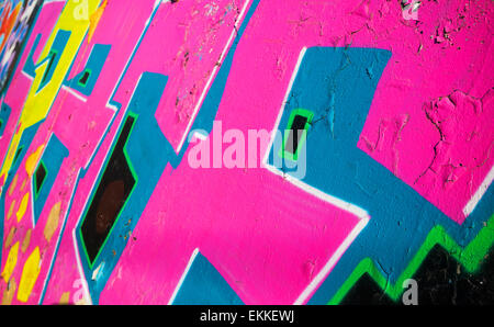 Abstract colorati frammento graffiti su un vecchio muro di cemento Foto Stock