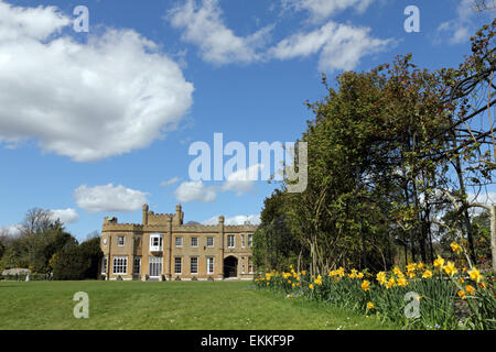 Nonsuch Park, Cheam Surrey, Inghilterra, Regno Unito. 11 aprile 2015. Una bella giornata di primavera con il blu del cielo e le soffici nuvole sopra Nonsuch Mansion a Cheam nel Surrey. Foto Stock