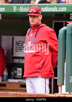 Washington cittadini gestore Matt Williams (9) orologi che l'azione di gioco nel settimo inning contro i New York Mets a cittadini Parco di Washington, DC il Giovedi, Aprile 9, 2015. Il Mets ha vinto il gioco 6 - 3. Credito: Ron Sachs/CNP (restrizione: NO New York o New Jersey o giornali quotidiani nel raggio di 75 miglia da New York City) - nessun filo SERVICE - Foto Stock