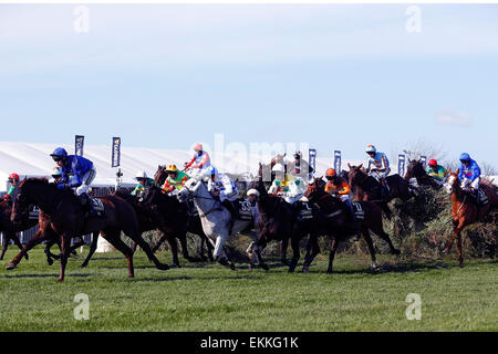 L'Aintree Racecourse, Liverpool, Regno Unito, 11 apr, 2015. L'ippodromo di Aintree, Liverpool, in Inghilterra. Crabbies Grand National. Molte nuvole cavalcato da Leighton Aspell salta la sedia Credit: Azione Plus immagini di sport/Alamy Live News Foto Stock