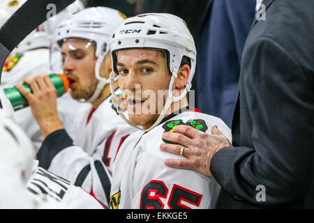 Chicago Blackhawks center Andrew Shaw (65) durante il gioco NHL tra Chicago Blackhawks e Carolina Hurricanes al PNC Arena. Il Blackhawks sconfitto la Carolina Hurricanes 3-1. Foto Stock