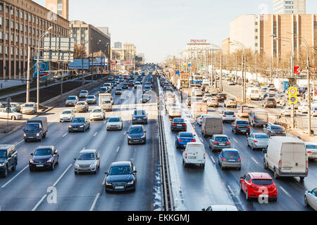 Mosca, Russia - 27 Marzo 2015: il traffico urbano sulla autostrada Leningradskoye nella giornata di primavera. Autostrada Leningradskoye è una parte di M10 Foto Stock