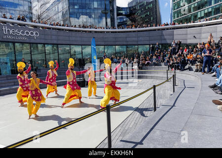 Il Vaisakhi (i sikh Nuovo Anno) Festival celebrazioni a City Hall e il convogliatore in London, England Regno Unito Regno Unito Foto Stock