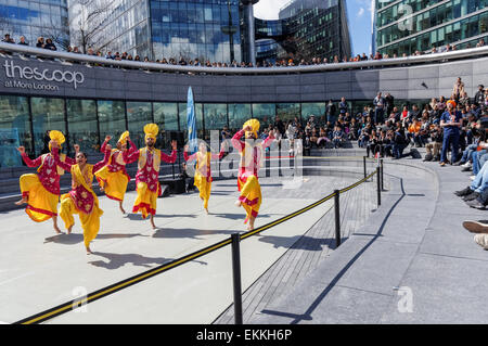 Il Vaisakhi (i sikh Nuovo Anno) Festival celebrazioni a City Hall e il convogliatore in London, England Regno Unito Regno Unito Foto Stock