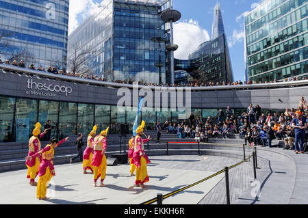 Il Vaisakhi (i sikh Nuovo Anno) Festival celebrazioni a City Hall e il convogliatore in London, England Regno Unito Regno Unito Foto Stock