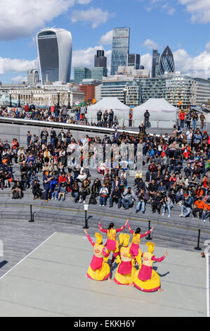 Il Vaisakhi (i sikh Nuovo Anno) Festival celebrazioni a City Hall e il convogliatore in London, England Regno Unito Regno Unito Foto Stock