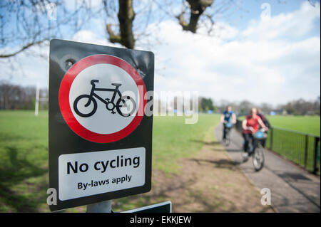 I ciclisti ignorare un no ciclismo road sign Foto Stock