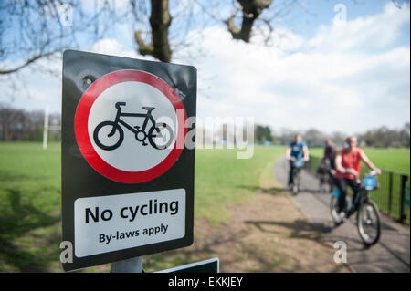 I ciclisti ignorare un no ciclismo road sign Foto Stock