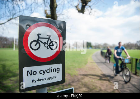 I ciclisti ignorare un no ciclismo road sign Foto Stock