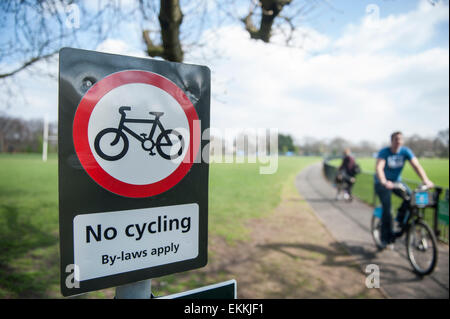 I ciclisti ignorare un no ciclismo road sign Foto Stock