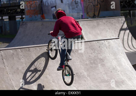 Southport, Merseyside, Regno Unito, 11 Aprile, 2015. Il piano locale è stata approvata dal Consiglio per la pubblicazione tra Venerdì 30 Gennaio al venerdì 27 marzo 2015 per una applicazione per un nuovo Southport Skatepark progetto essendo costruita sul lungomare quasi nella stessa posizione come la solida struttura di surf che è gratuito. Questo è illuminata con strutture per la BMX, 24, 26, sullo skateboard, pattini progettato con un 4 quarti, un dorso di un half pipe e un fun box. Tre nuovi parchi skate vengono ad essere costruito in Liverpool questo anno a seguito di una £1,5m programma di finanziamento per i giovani. Foto Stock