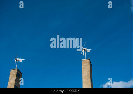 Le turbine eoliche su una casa a Londra Foto Stock