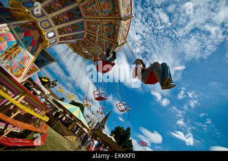 Un vecchio fiera del divertimento su un inglese un giorno d'estate Foto Stock