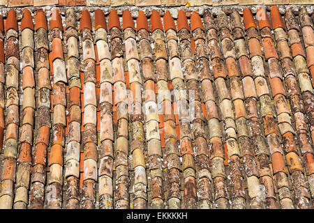 Vecchio tradizionali tegole del tetto sul case mediterranee, come sfondo di texture Foto Stock