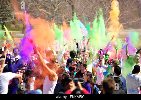 London, Ontario, Canada. 11 aprile 2015. Centinaia di persone si radunano nel Parco Victoria per l annuale Hindu Holi celebrazione a Londra, Ontario. Holi è noto come il festival di colori e vede i partecipanti di gettare polvere colorata in aria per celebrare l avvento della primavera. Credito: Jonny bianco/Alamy Live News Foto Stock