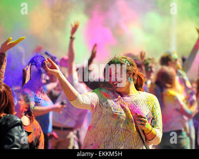 London, Ontario, Canada. 11 aprile 2015. Centinaia di persone si radunano nel Parco Victoria per l annuale Hindu Holi celebrazione a Londra, Ontario. Holi è noto come il festival di colori e vede i partecipanti di gettare polvere colorata in aria per celebrare l avvento della primavera. Credito: Jonny bianco/Alamy Live News Foto Stock