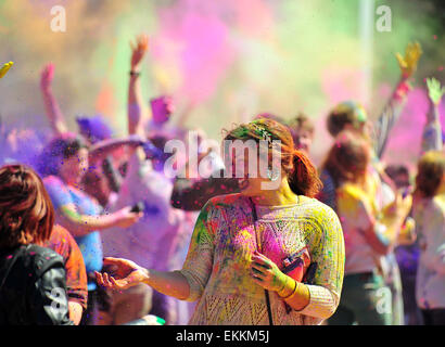 London, Ontario, Canada. 11 aprile 2015. Centinaia di persone si radunano nel Parco Victoria per l annuale Hindu Holi celebrazione a Londra, Ontario. Holi è noto come il festival di colori e vede i partecipanti di gettare polvere colorata in aria per celebrare l avvento della primavera. Credito: Jonny bianco/Alamy Live News Foto Stock