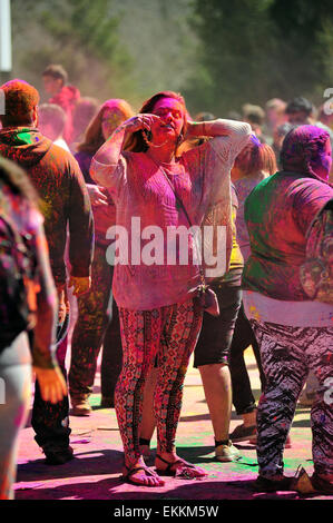 London, Ontario, Canada. 11 aprile 2015. Centinaia di persone si radunano nel Parco Victoria per l annuale Hindu Holi celebrazione a Londra, Ontario. Holi è noto come il festival di colori e vede i partecipanti di gettare polvere colorata in aria per celebrare l avvento della primavera. Credito: Jonny bianco/Alamy Live News Foto Stock