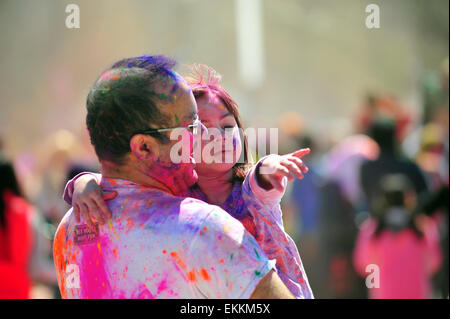 London, Ontario, Canada. 11 aprile 2015. Centinaia di persone si radunano nel Parco Victoria per l annuale Hindu Holi celebrazione a Londra, Ontario. Holi è noto come il festival di colori e vede i partecipanti di gettare polvere colorata in aria per celebrare l avvento della primavera. Credito: Jonny bianco/Alamy Live News Foto Stock