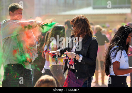 London, Ontario, Canada. 11 aprile 2015. Centinaia di persone si radunano nel Parco Victoria per l annuale Hindu Holi celebrazione a Londra, Ontario. Holi è noto come il festival di colori e vede i partecipanti di gettare polvere colorata in aria per celebrare l avvento della primavera. Credito: Jonny bianco/Alamy Live News Foto Stock