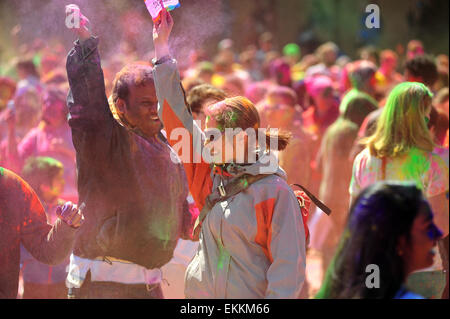 London, Ontario, Canada. 11 aprile 2015. Centinaia di persone si radunano nel Parco Victoria per l annuale Hindu Holi celebrazione a Londra, Ontario. Holi è noto come il festival di colori e vede i partecipanti di gettare polvere colorata in aria per celebrare l avvento della primavera. Credito: Jonny bianco/Alamy Live News Foto Stock