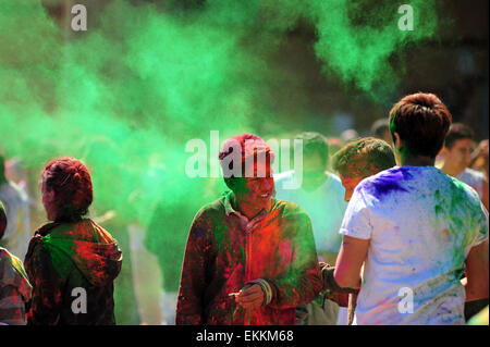 London, Ontario, Canada. 11 aprile 2015. Centinaia di persone si radunano nel Parco Victoria per l annuale Hindu Holi celebrazione a Londra, Ontario. Holi è noto come il festival di colori e vede i partecipanti di gettare polvere colorata in aria per celebrare l avvento della primavera. Credito: Jonny bianco/Alamy Live News Foto Stock