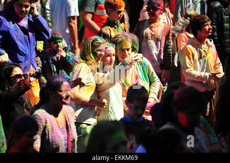 London, Ontario, Canada. 11 aprile 2015. Centinaia di persone si radunano nel Parco Victoria per l annuale Hindu Holi celebrazione a Londra, Ontario. Holi è noto come il festival di colori e vede i partecipanti di gettare polvere colorata in aria per celebrare l avvento della primavera. Credito: Jonny bianco/Alamy Live News Foto Stock