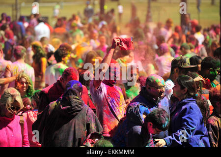 London, Ontario, Canada. 11 aprile 2015. Centinaia di persone si radunano nel Parco Victoria per l annuale Hindu Holi celebrazione a Londra, Ontario. Holi è noto come il festival di colori e vede i partecipanti di gettare polvere colorata in aria per celebrare l avvento della primavera. Credito: Jonny bianco/Alamy Live News Foto Stock