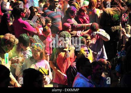 London, Ontario, Canada. 11 aprile 2015. Centinaia di persone si radunano nel Parco Victoria per l annuale Hindu Holi celebrazione a Londra, Ontario. Holi è noto come il festival di colori e vede i partecipanti di gettare polvere colorata in aria per celebrare l avvento della primavera. Credito: Jonny bianco/Alamy Live News Foto Stock